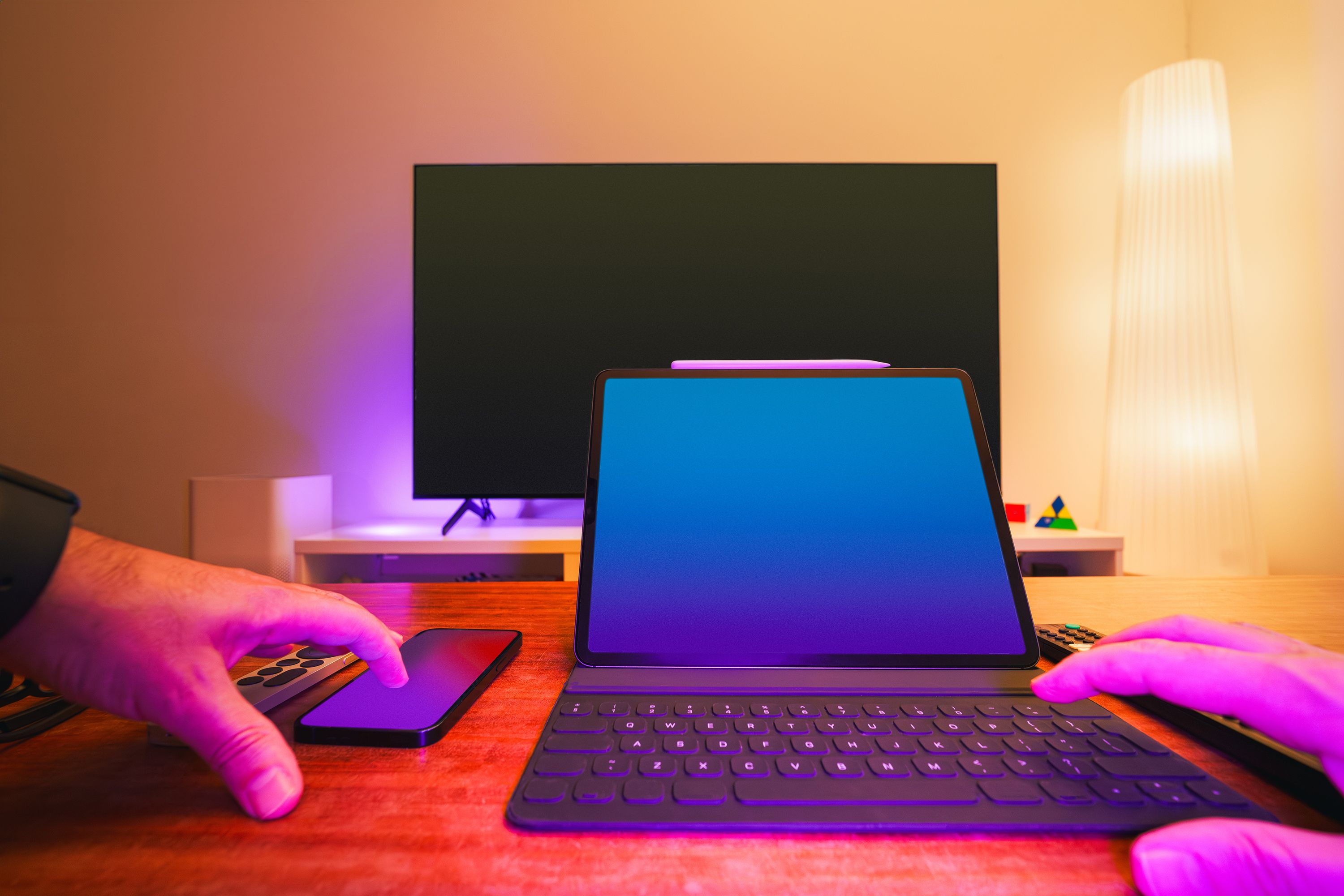 Corredor de seguros con tablet en entorno digital
